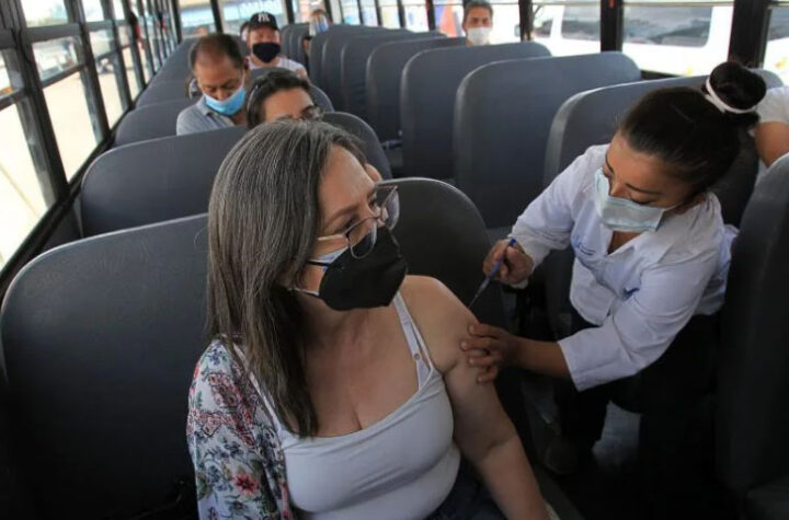 Trabajadores de maquilas reciben su vacuna