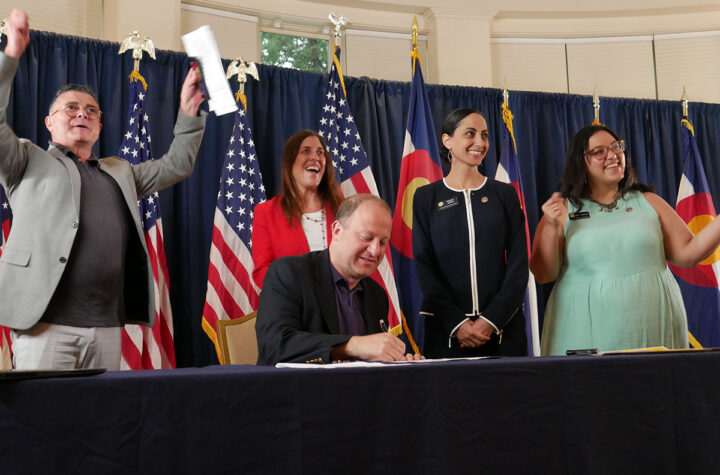 Polis firma cinco leyes en favor de los inmigrantes