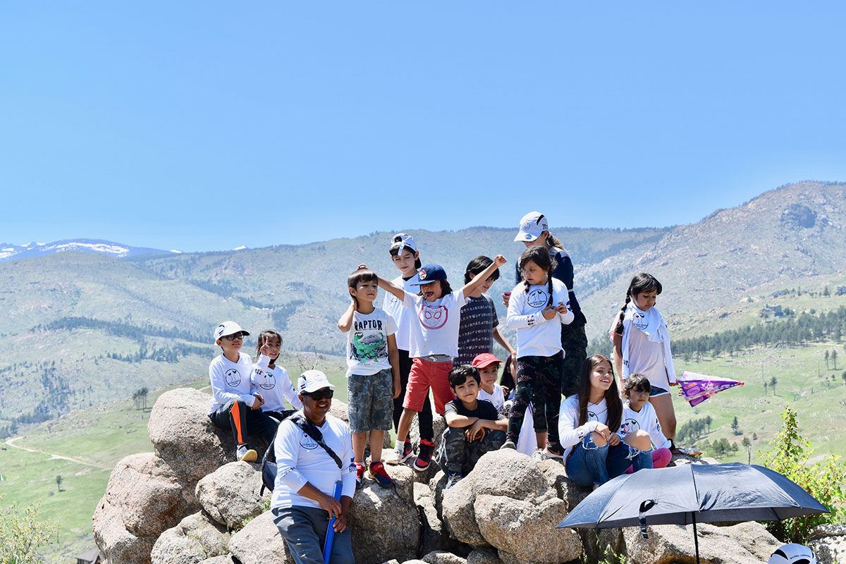 Hispanics explore Boulder trails as a family Hispanos exploran senderos de Boulder en familia