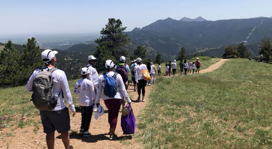 Hispanics explore Boulder trails as a family Hispanos exploran senderos de Boulder en familia