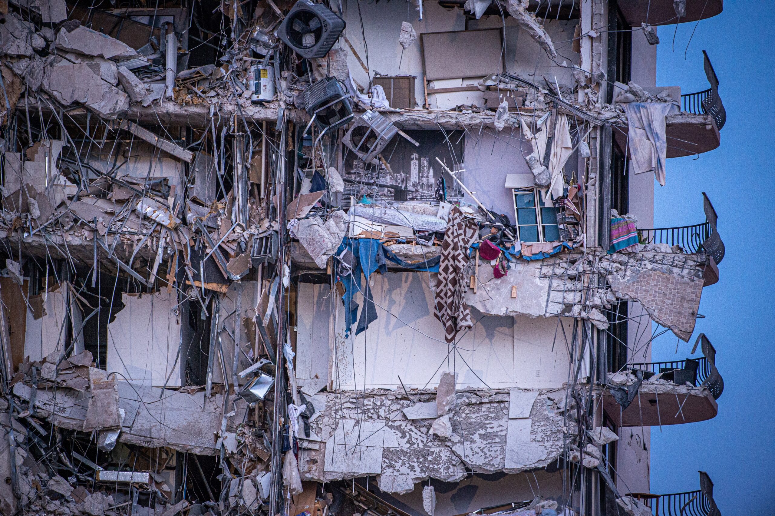 Unos 50 desaparecidos en el edificio desplomado en Miami-Dade