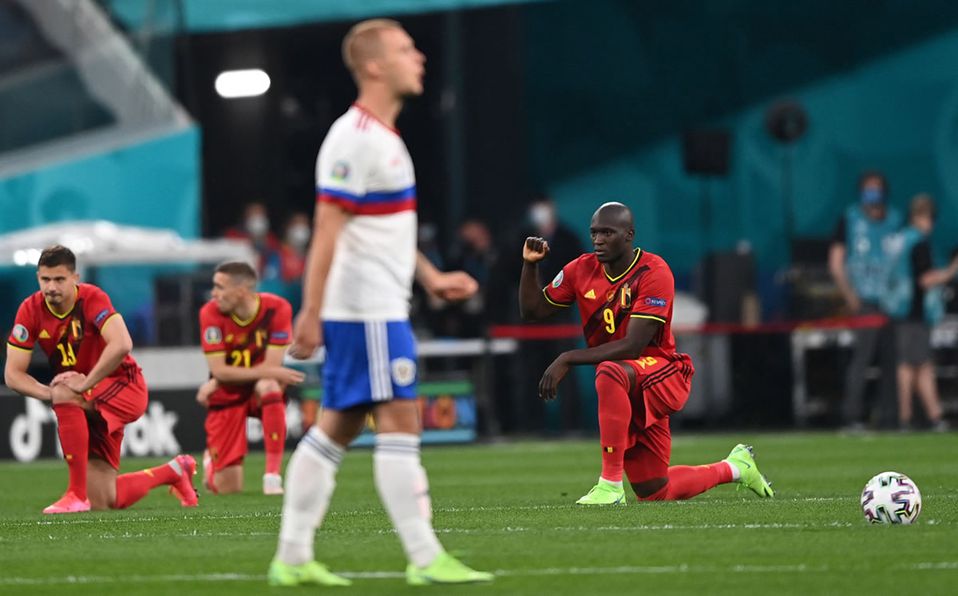 Afición rusa silbó a futbolistas belgas que se arrodillaron contra el racismo