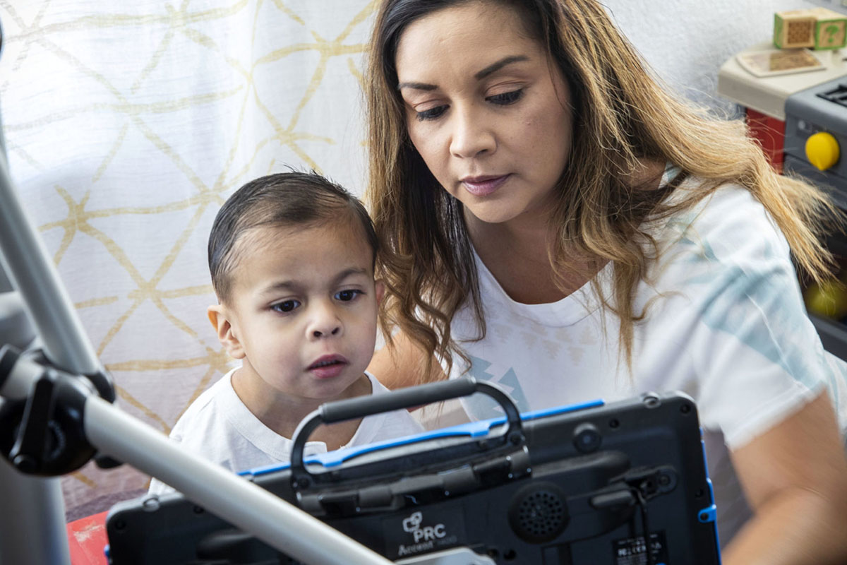 Familias con hijos menores comienzan a recibir apoyo