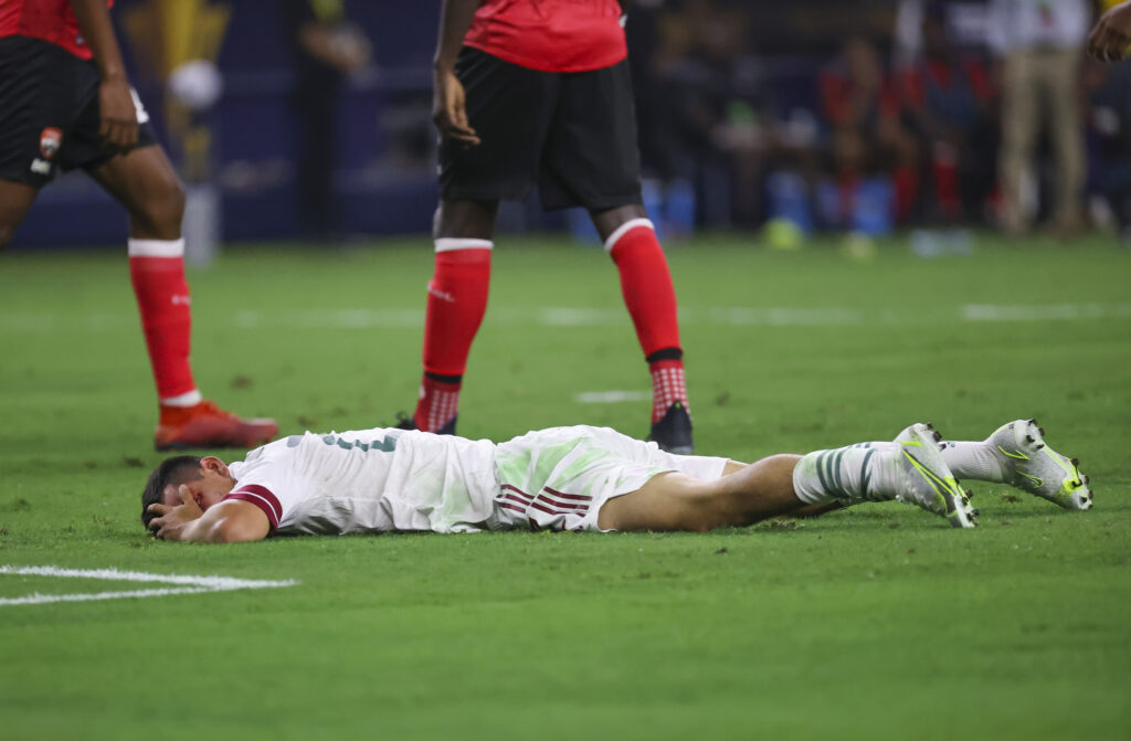 Hirving Lozano sale con grave lesión en primer partido de la Copa Oro