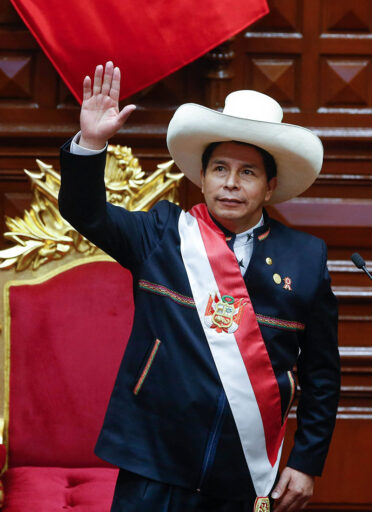 Pedro Castillo asume presidencia de Perú