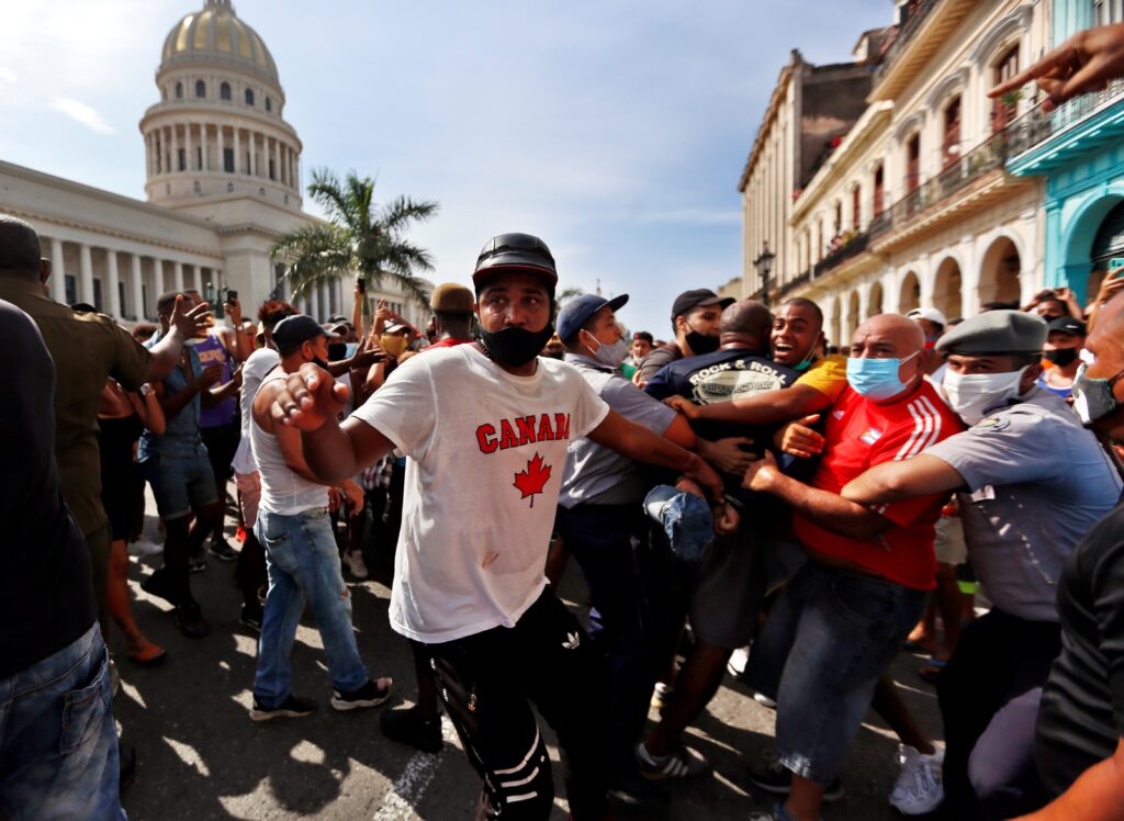 Cubanos se tiran a la calle al grito de ¡Libertad!