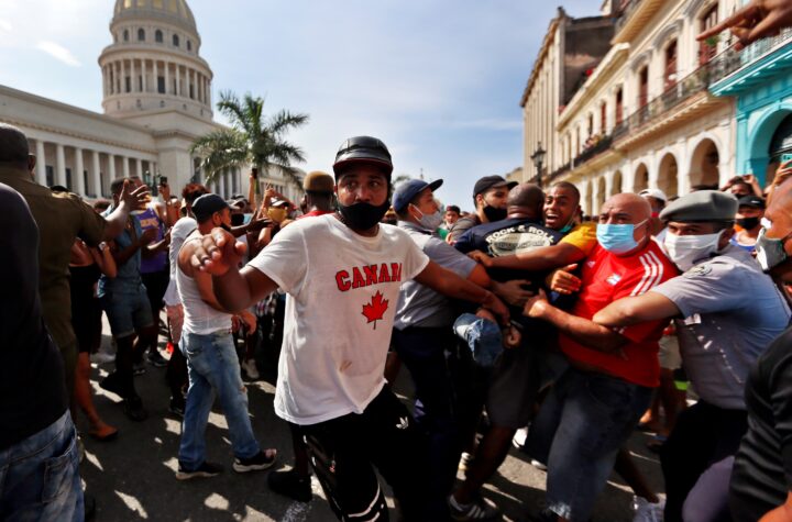 Cubanos se tiran a la calle al grito de ¡Libertad!