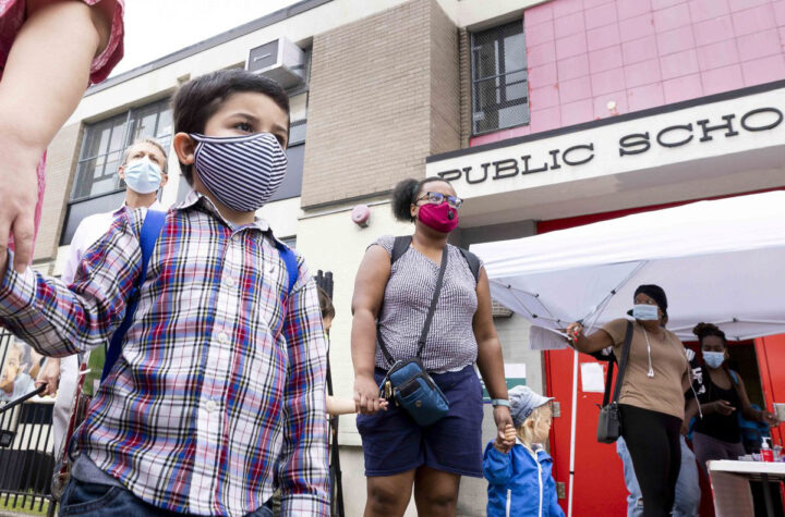 Back to school with masks Vuelta a clase con máscaras