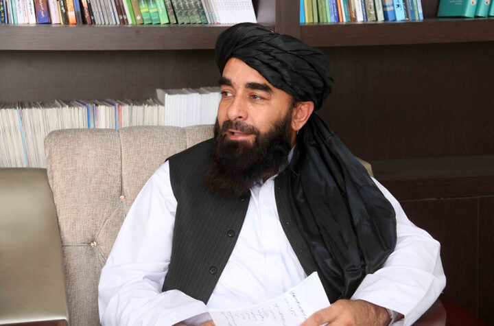 Talibanes garantizan salida de extranjeros