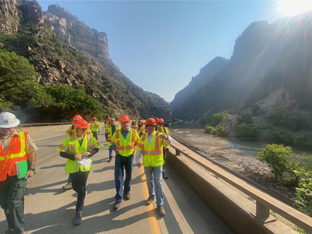 I-70 reopens in the Glenwood Canyon area Reabre la I-70 en el área de Glenwood Canyon