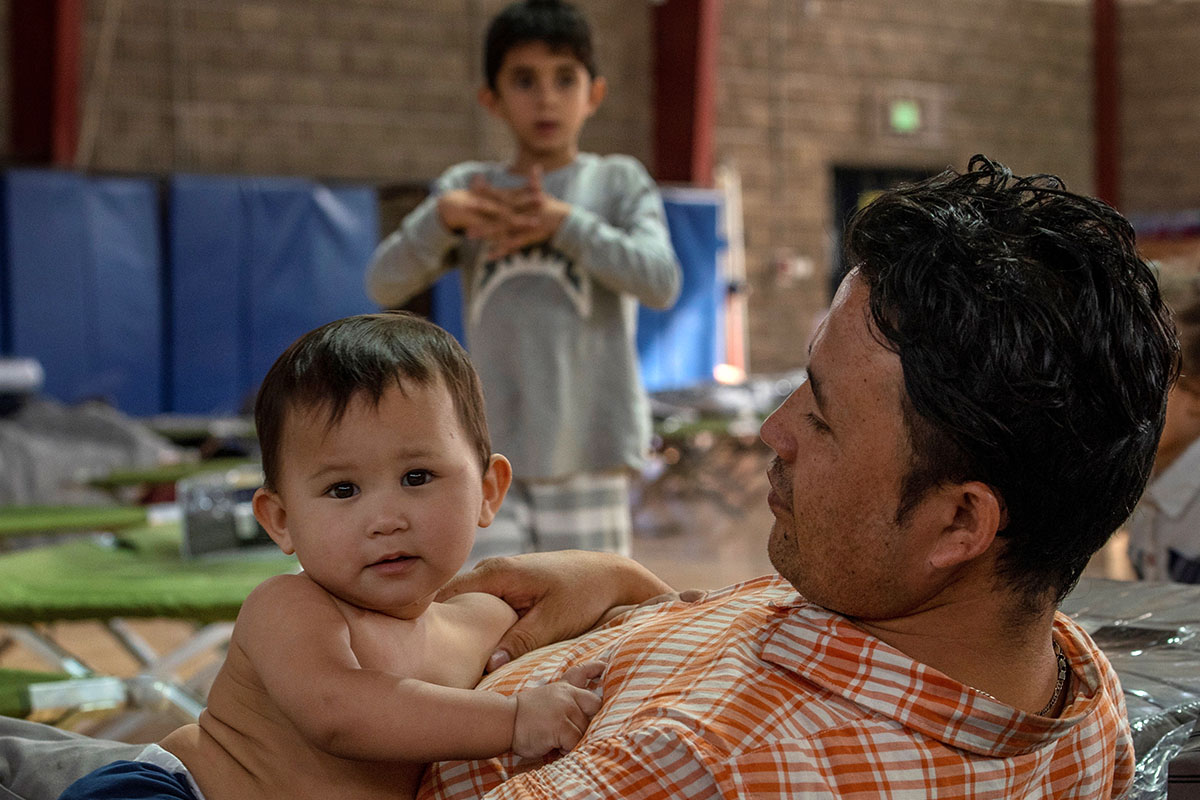 Afghan Refugees Arrive in Colorado Refugiados afganos llegan a Colorado