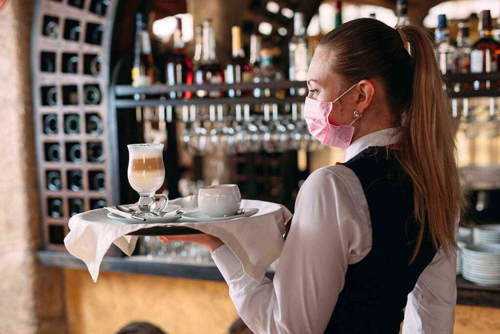 Restaurants with no Plans to Require Masks or Proof of Vaccination Restaurantes sin planes para exigir máscaras o prueba de vacunación