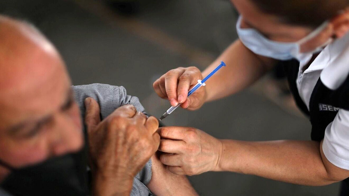 Vacúnese y obtenga una tarjeta de regalo por $100 Encuentre un centro de vacunación cerca de su residencia