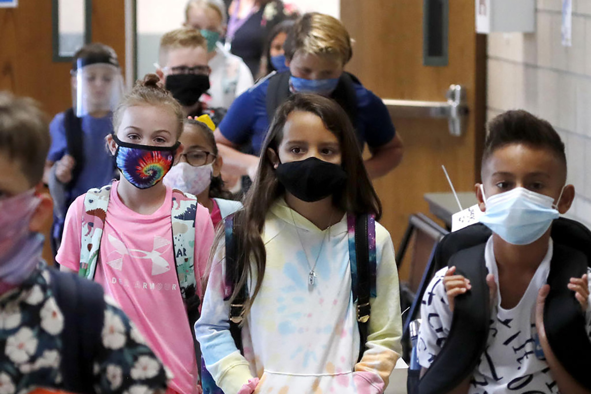 Back to school with masks Vuelta a clase con máscaras