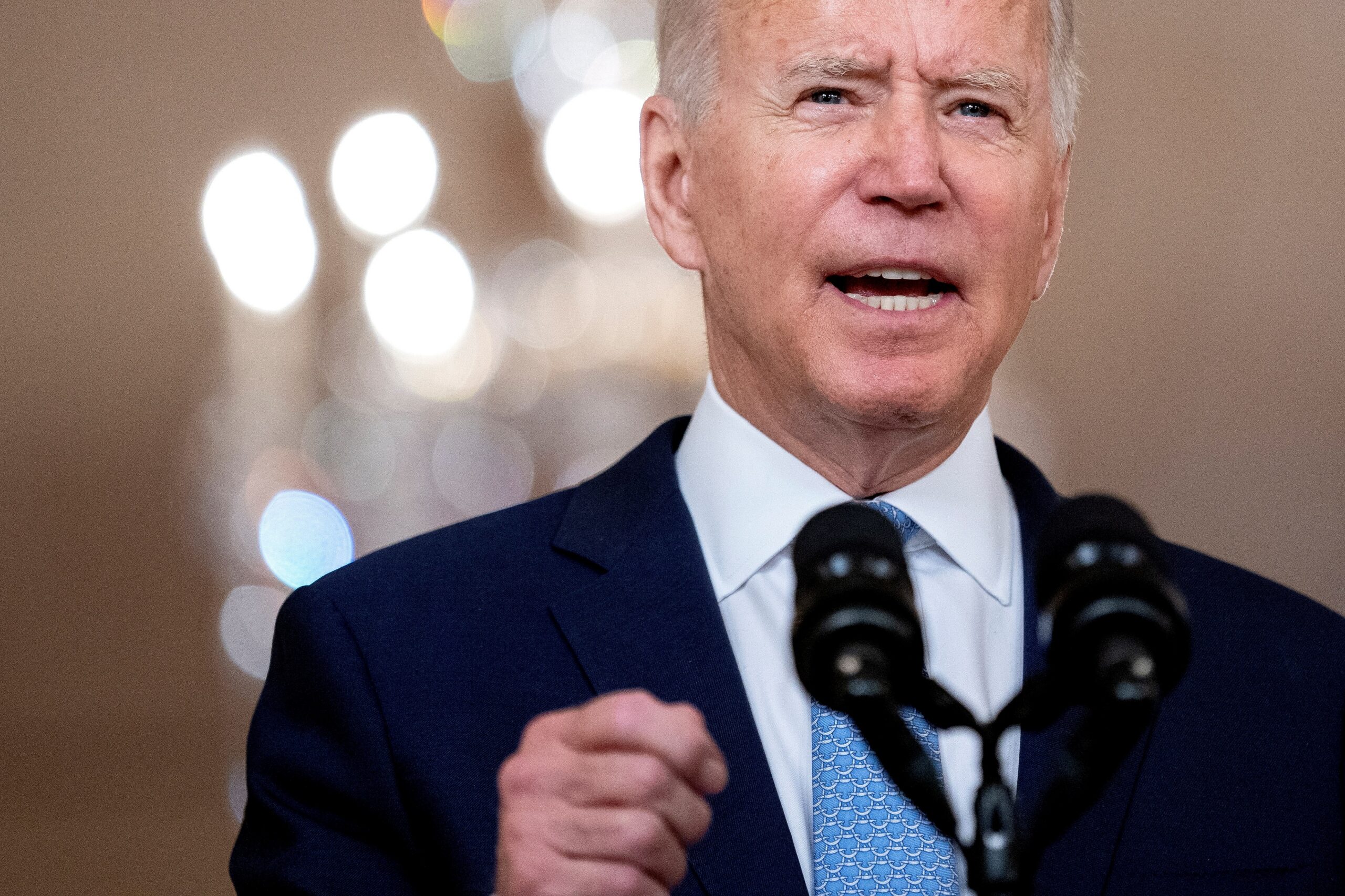 Biden dice que opción era irse de Afganistán o aumentar tropas