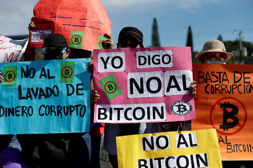 Salvadoreños protestan en contra del bitcóin
