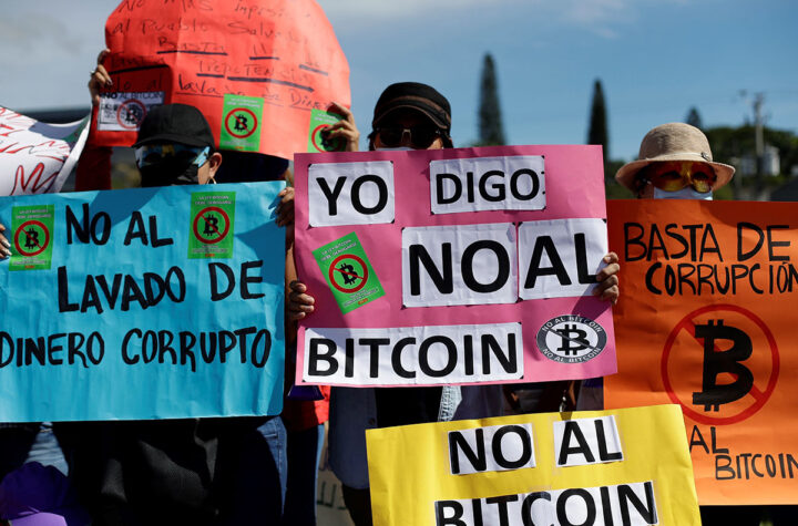 Salvadoreños protestan en contra del bitcóin