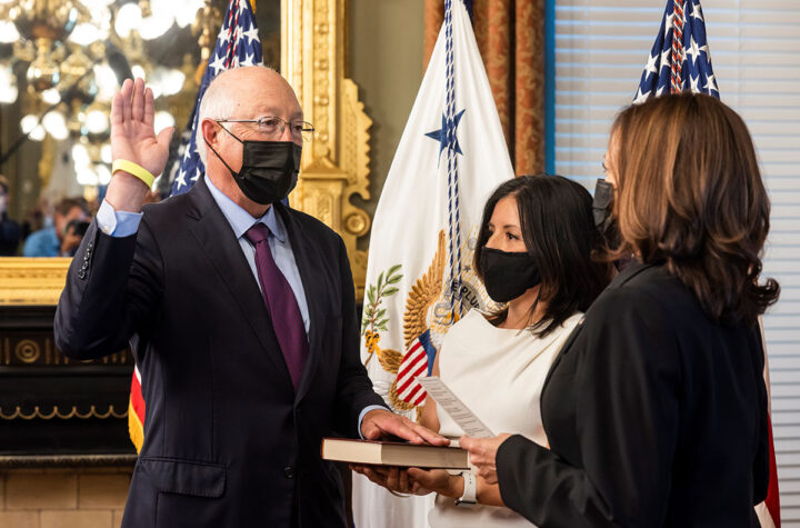 Juramentado Ken Salazar como embajador en México