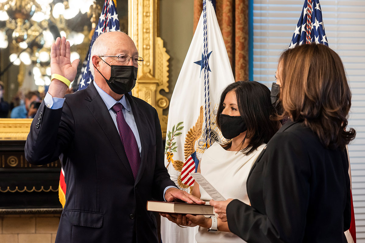 Juramentado Ken Salazar como embajador en México