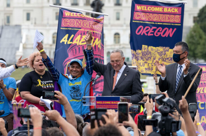 Demócratas buscan opción para aprobar la reforma migratoria