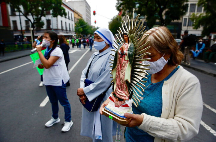 Eliminan amenaza de prisión a mujeres que aborten