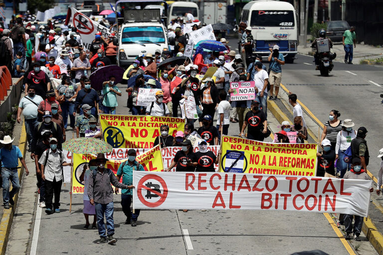 Salvadoreños protestan en contra del bitcóin