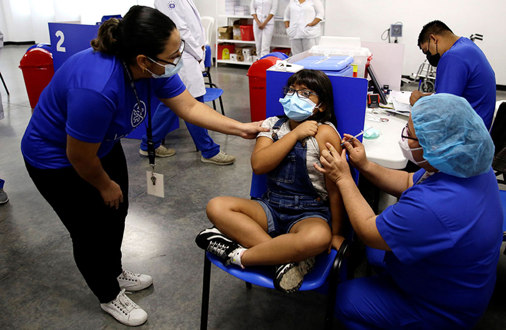 El Salvador vacuna a niños entre 6 y 11 años