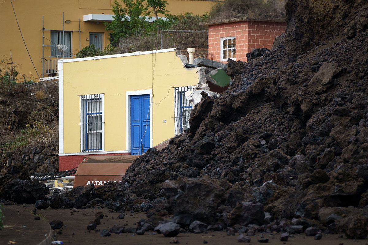 La lava continúa su avance destructivo