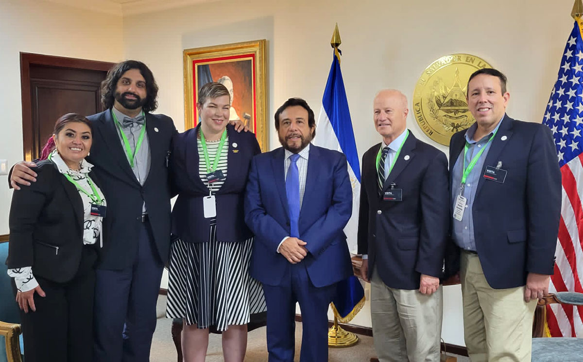 Alcalde Coffman estrecha lazos entre Aurora y El Salvador