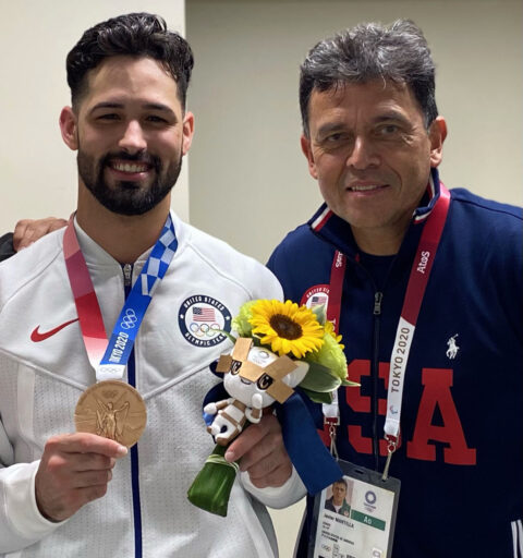 Entrenador hispano guía victoria olímpica de EEUU en Karate