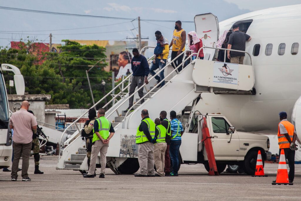 Haitianos deportados entre el enojo y la desolación