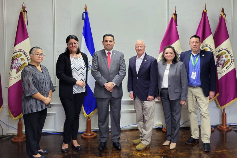 Alcalde Coffman estrecha lazos entre Aurora y El Salvador