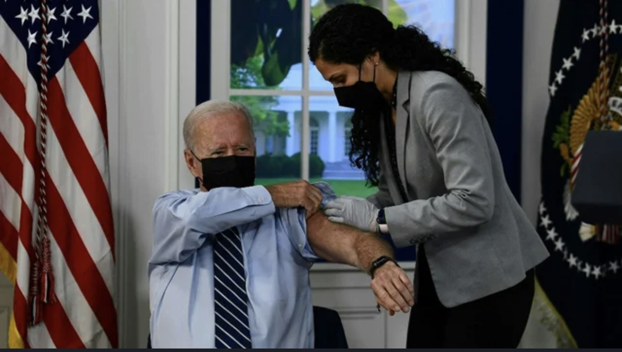Biden se pone una dosis de refuerzo de la vacuna de Pfizer