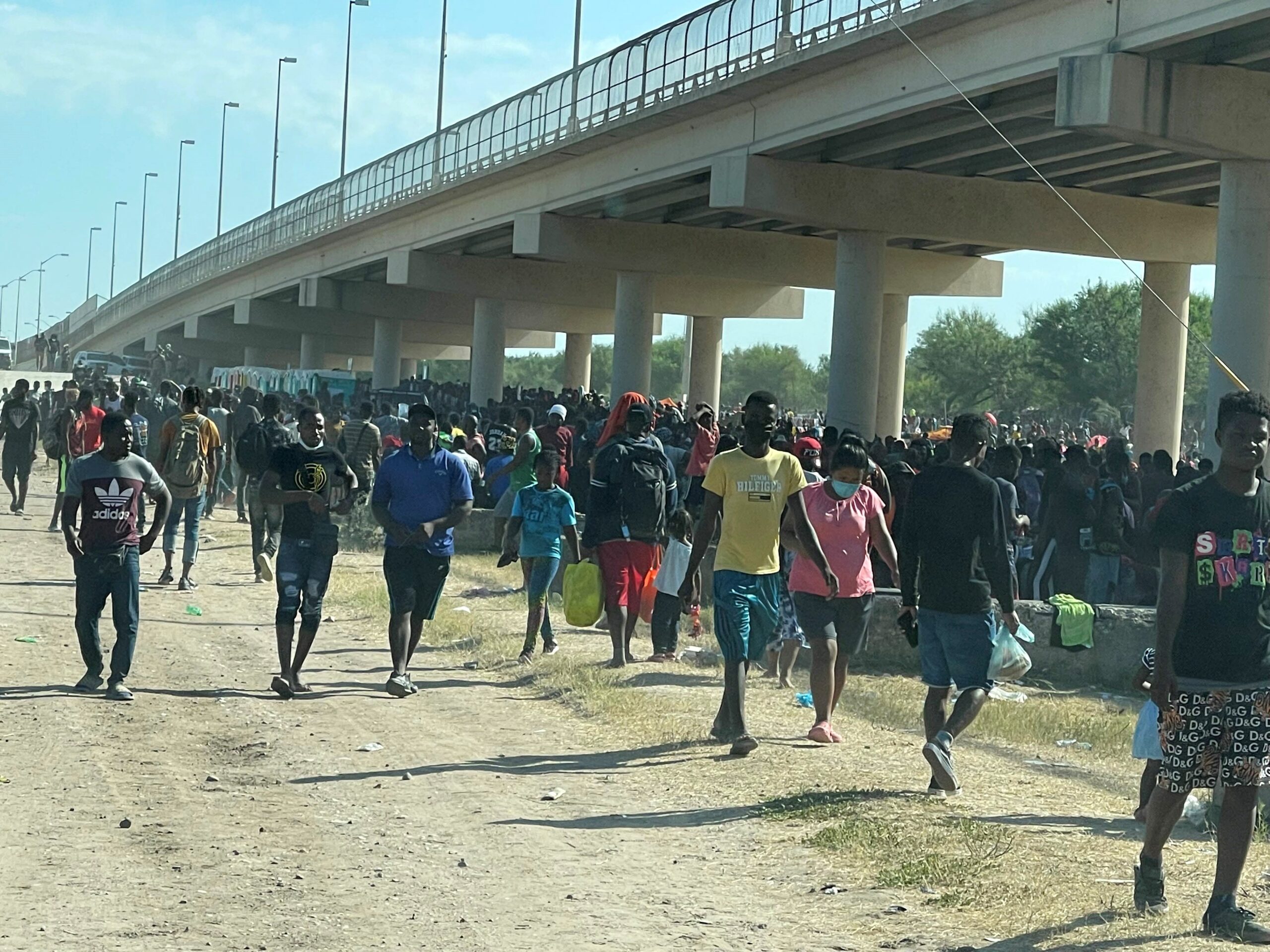Miles de haitianos acampan en Texas tras un cruce fronterizo masivo