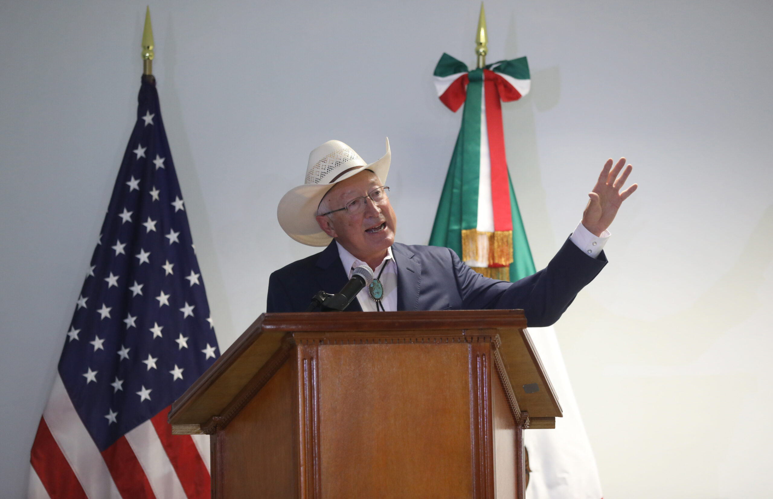 Ken Salazar llega a la Ciudad de México