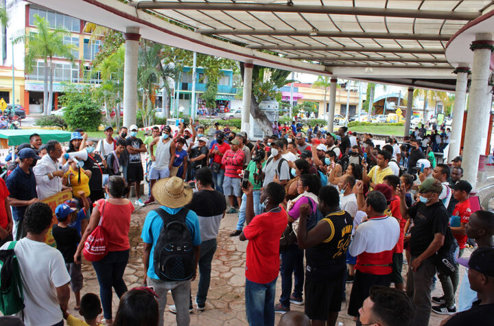 Migrantes alistan caravana desde el sur de México