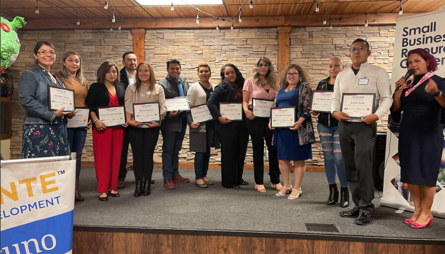 Adelante Community Development celebra aplicación de 12 mil vacunas