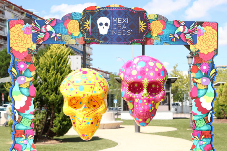 Cráneos monumentales para celebrar la vida