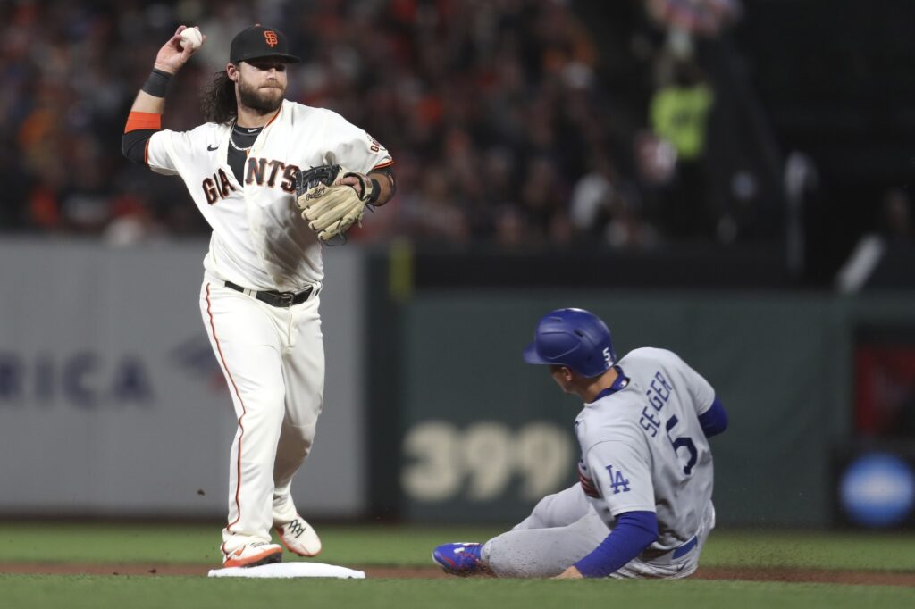 Gigantes dan paliza a Dodgers en primer juego divisional