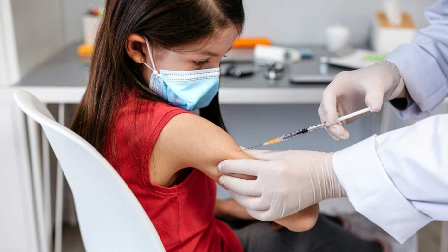 Vacunan en Colorado a menores de 11 años
