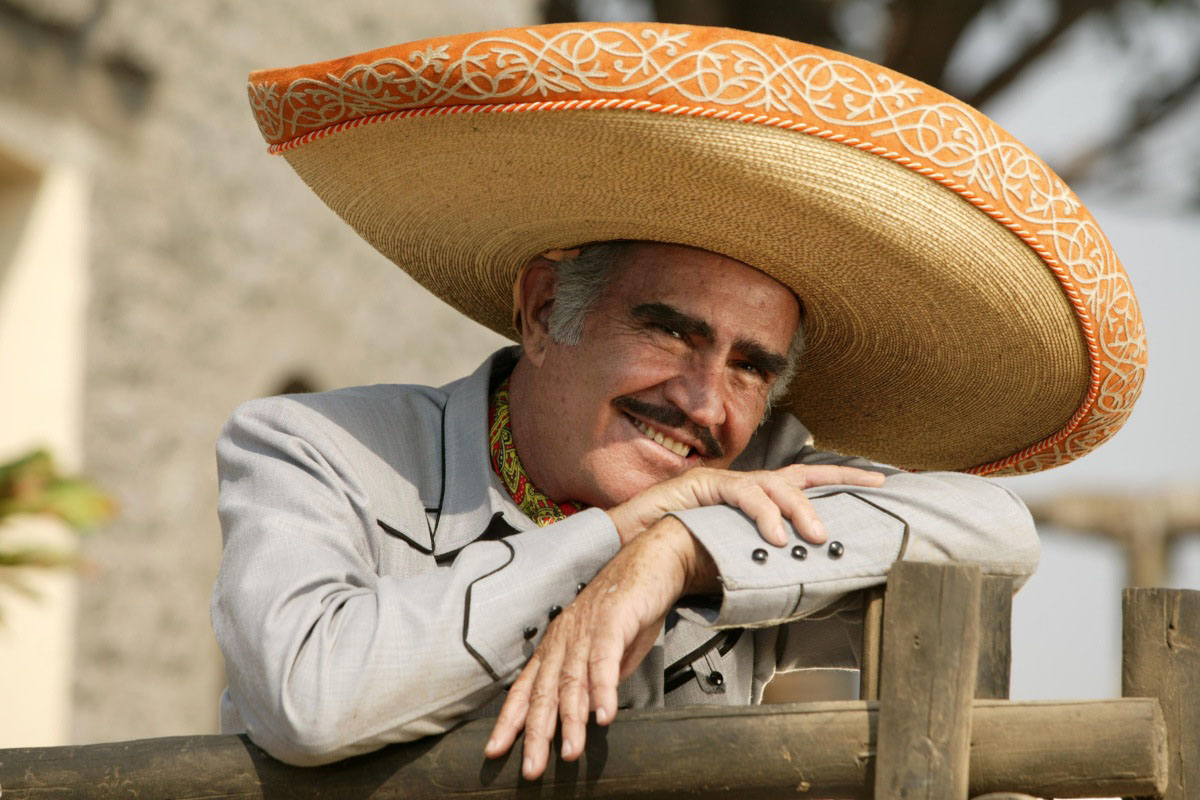 Vicente Fernández sale de terapia intensiva