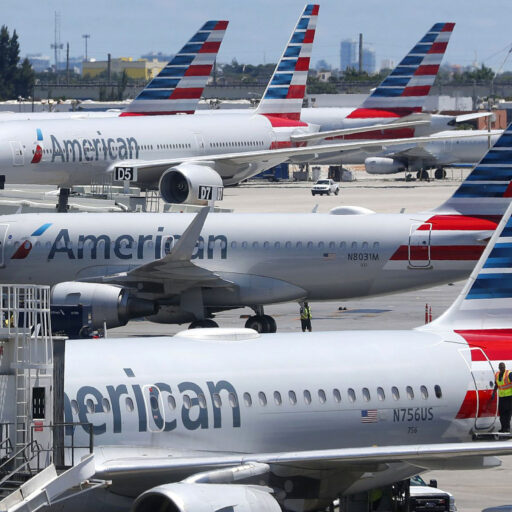 American Airlines reengancha despedidos durante la pandemia