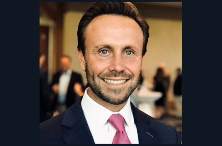 Justin Znovek gana silla en Consejo Municipal de Aurora