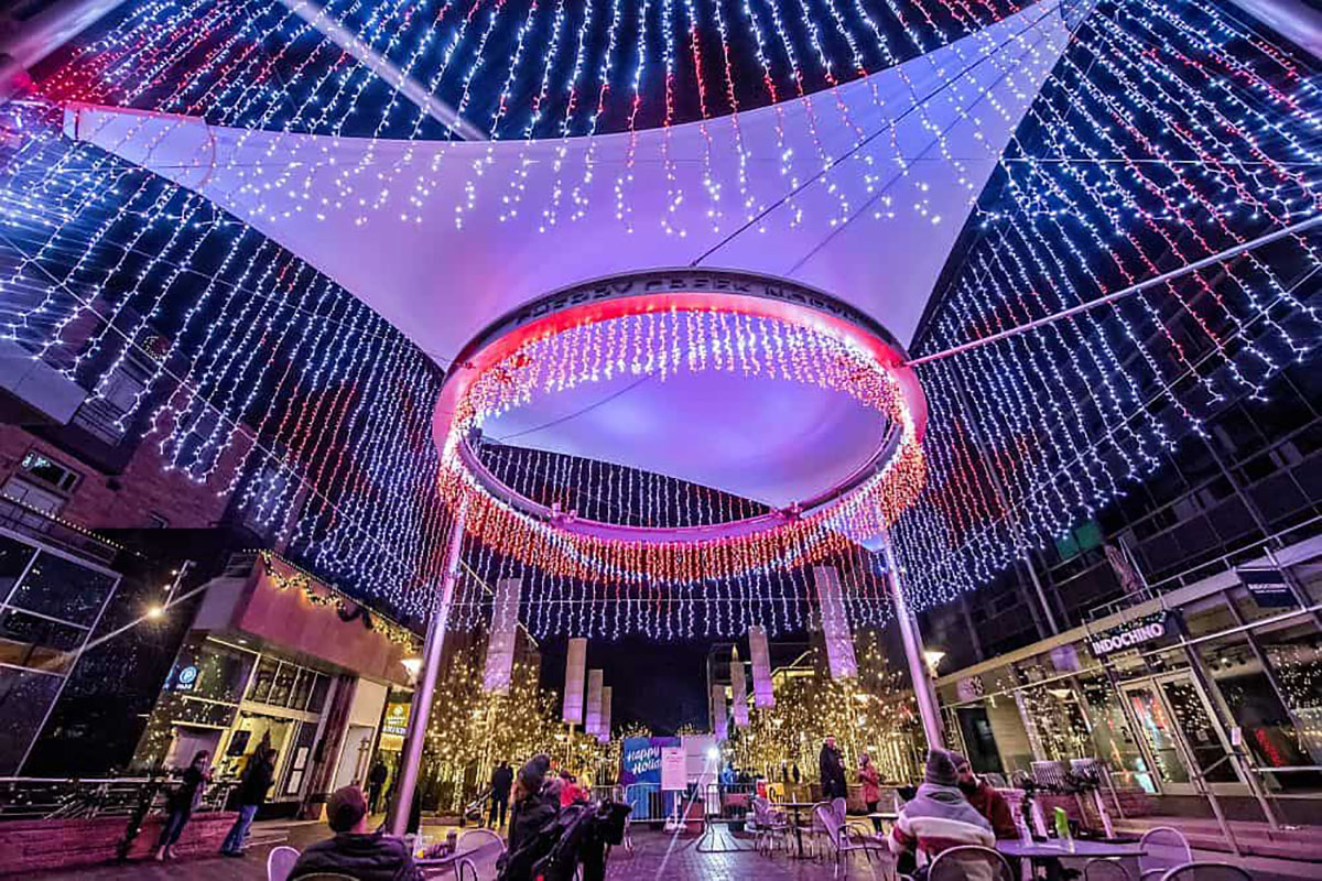 Árboles iluminados y musicales