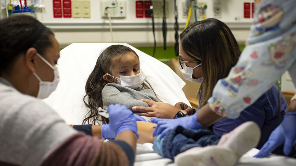 Crecen hospitalizaciones de niños