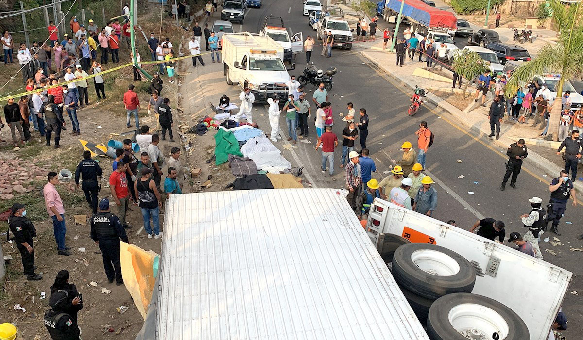Volcadura de camión con migrantes
