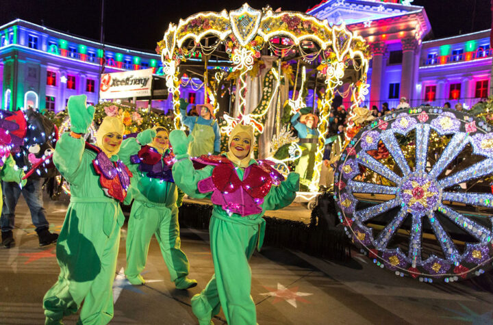 Desfile de colores y espíritu navideño