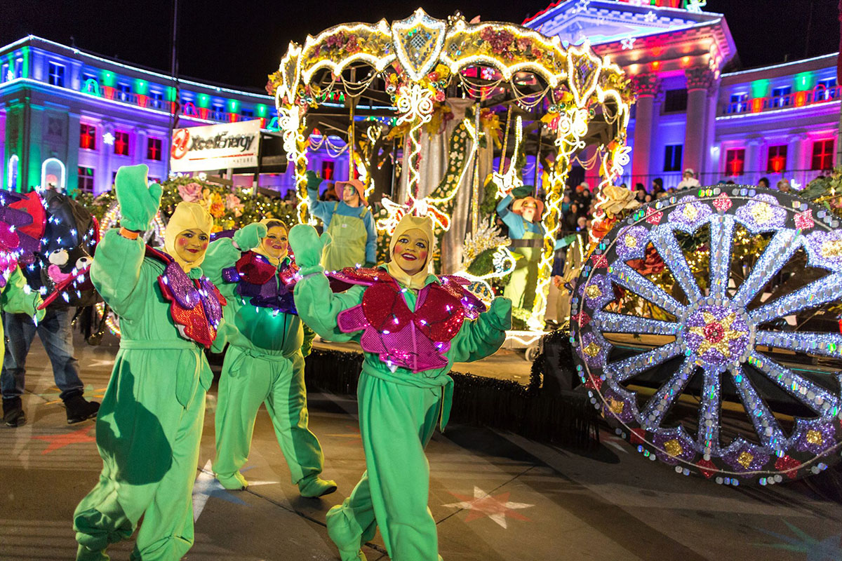 Desfile de colores y espíritu navideño