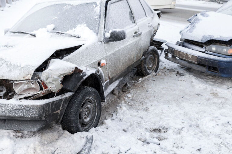 Cómo prepararse para un accidente de auto en la nieve
