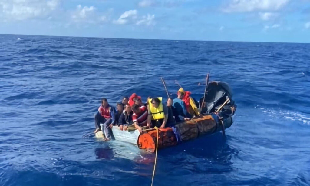 Repatrían migrantes cubanos interceptados en el mar